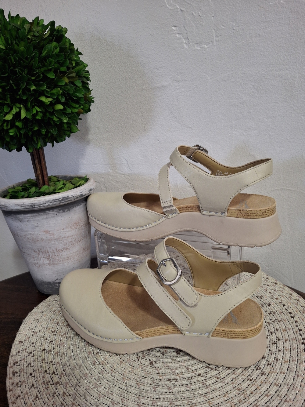 Dansko Rissa Cream Shoes Size 38.